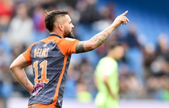 包含甘冈门将续约成功，球队稳固后防线的词条