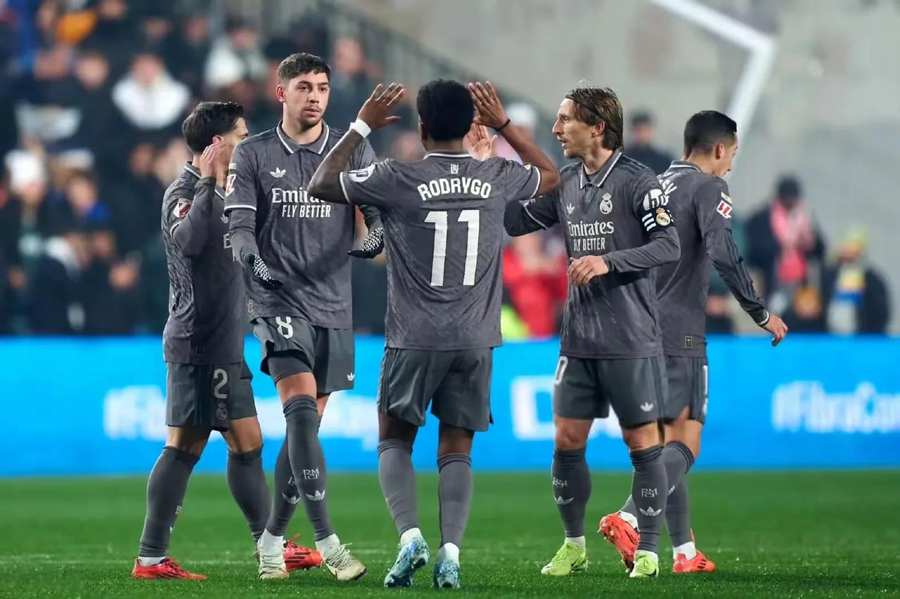 皇马三连败，戴帽巴萨独占榜首位置