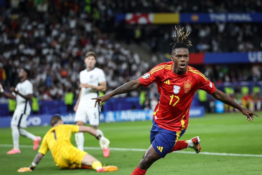 西班牙队女子足球赛夺冠，挑战创纪录