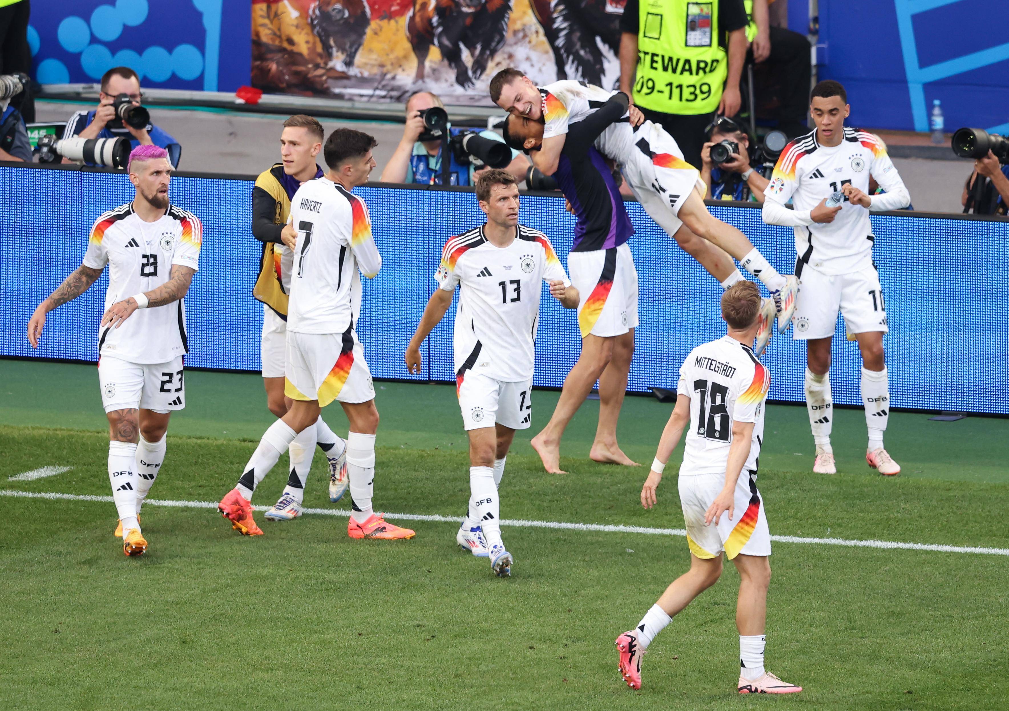 西班牙队女子足球赛夺冠，挑战创纪录